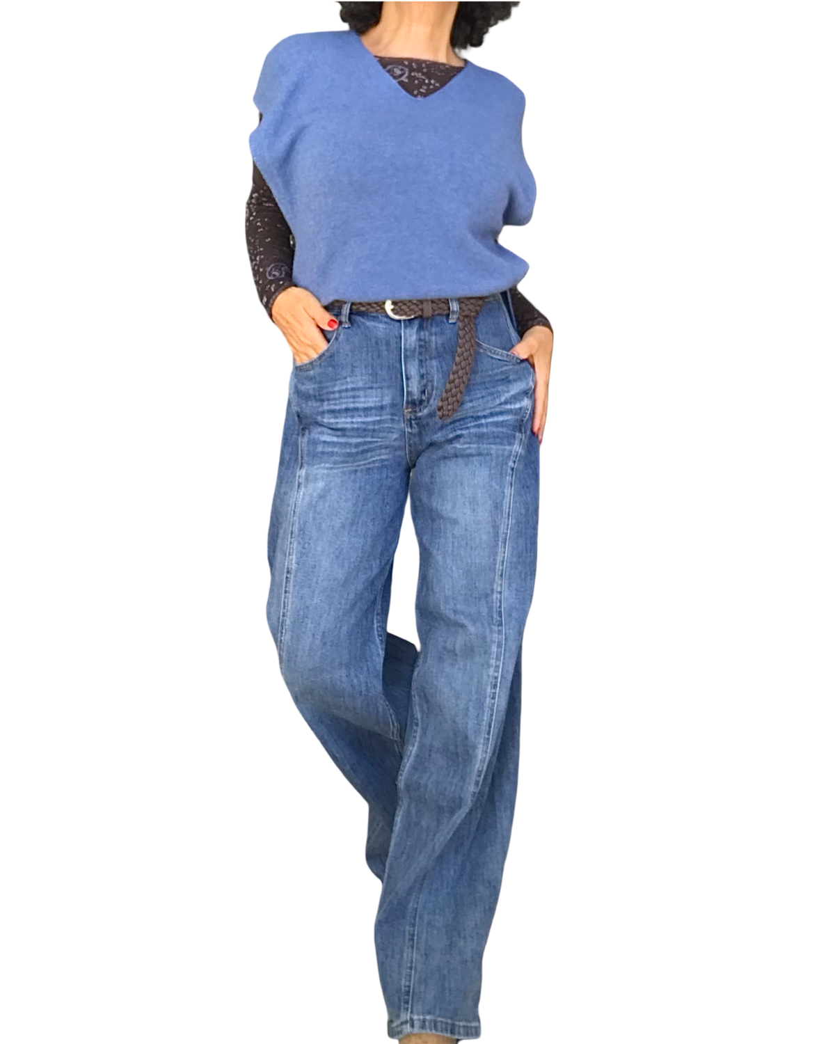 Jeans large bleu moyen délavé porté avec un débardeur en tricot bleu jeans – silhouette complète