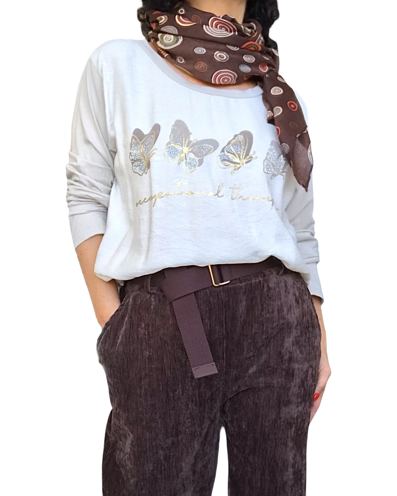 Chandail beige, manche longue avec 4 papillons devant