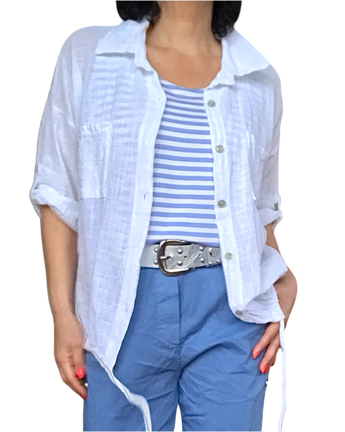 Chemise blanche manche courte avec deux poches appliquées devant et cordon au bas