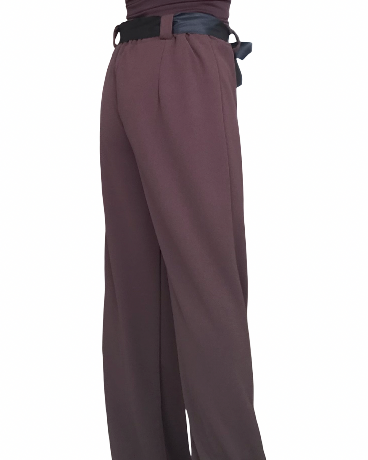 Pantalon droit brun avec un ruban noire comme ceinture, taille élastique