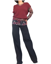 Pantalon droit noir porté avec un débardeur bourgogne en superposition – silhouette complète
