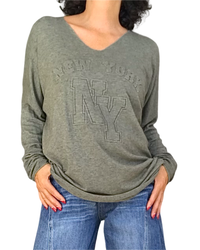 Chandail uni kaki col V, inscription « New York » en relief et manches longues – vue de face