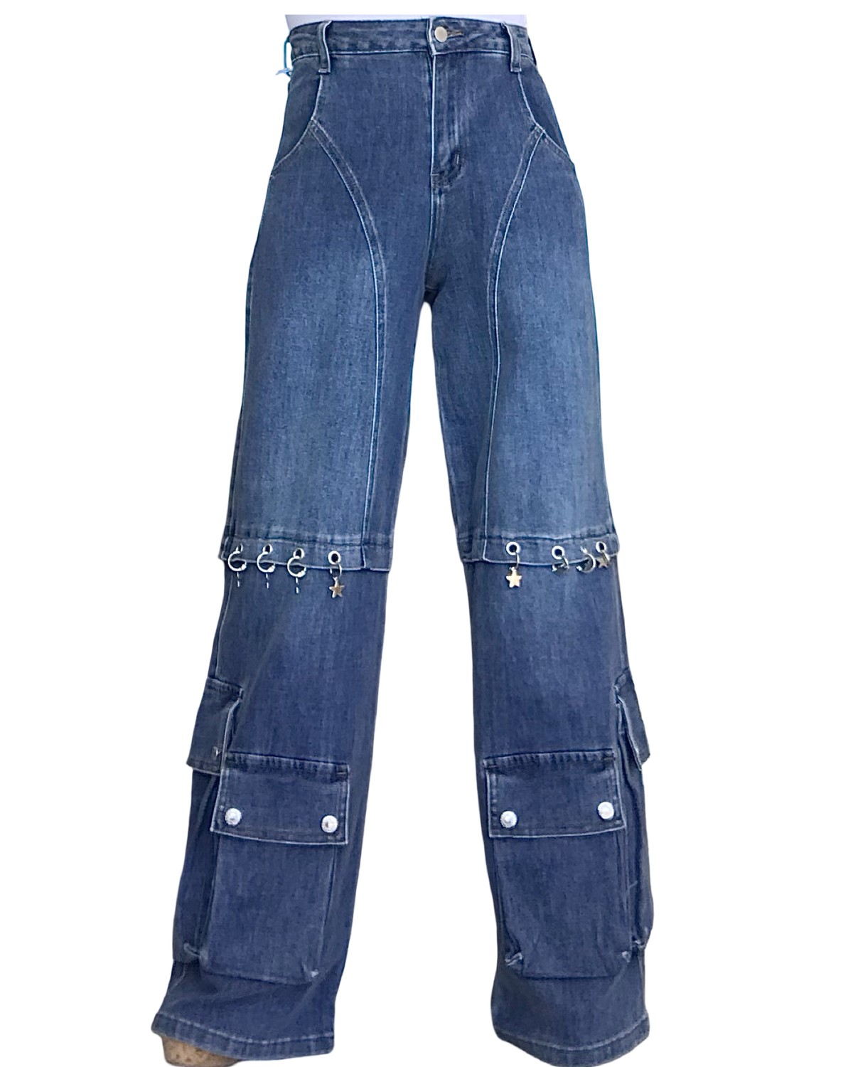 Jeans droit bleu moyen avec breloques en étoiles argenté et poches cargo au bas des jambes