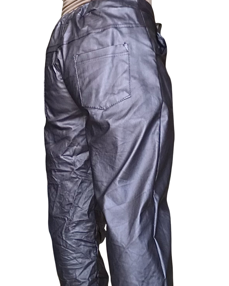 Pantalon bleu marin en cuir vegan froissé taille élastique