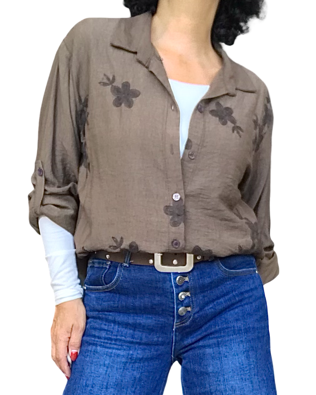 Chemise brune à broderie florale ton sur ton portée ouverte sur un haut blanc avec jeans à boutons