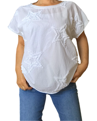 T-shirt uni garni de plusieurs étoile texturées devant col rond