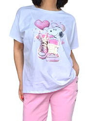 T-shirt blanc avec Snoopy en rose bébé sur des basket et 2 cœurs