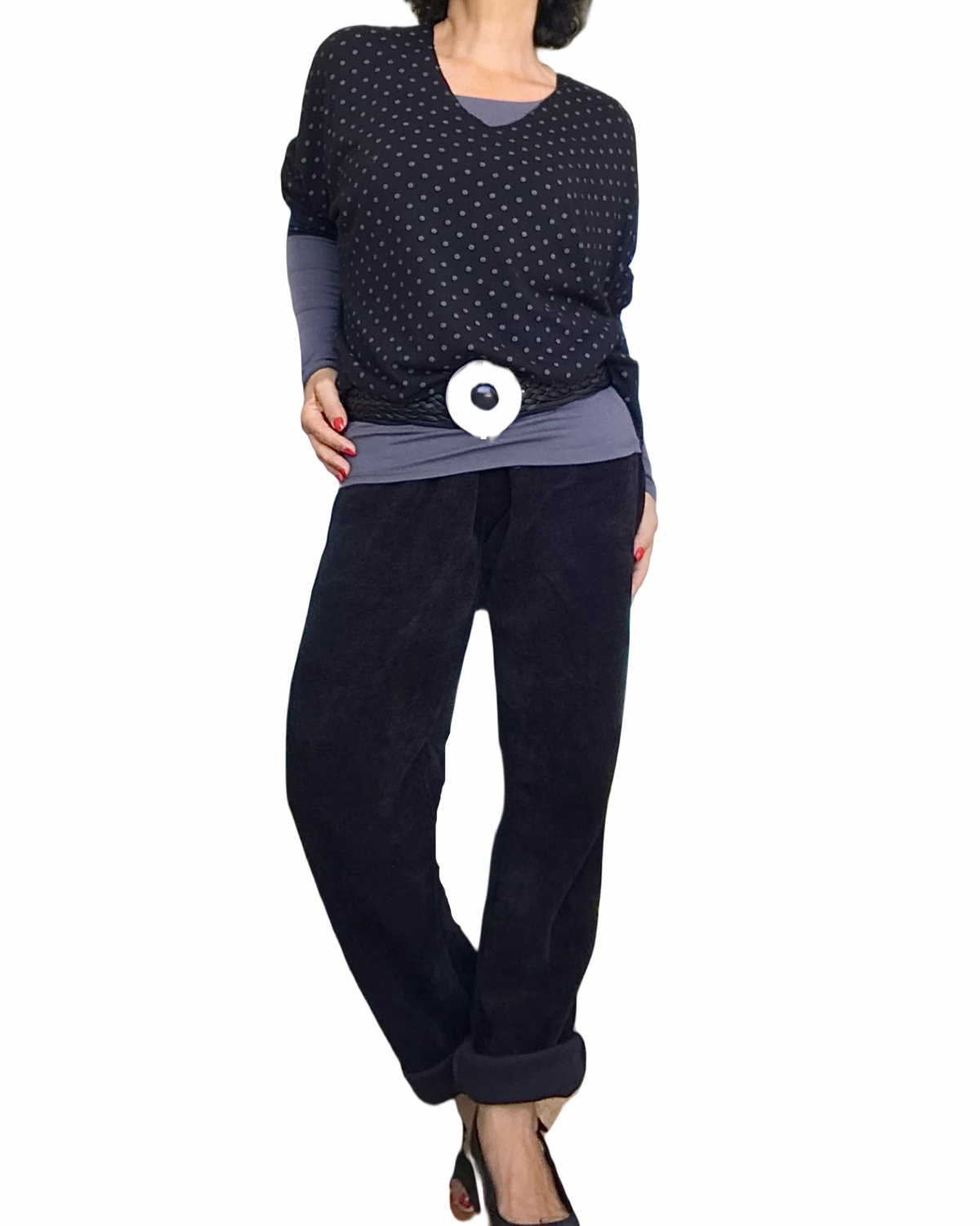 Tenue : chandail col en V noir à pois gris manche longue et pantalon noir en corderoy à taille élastique avec cordon