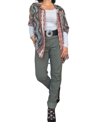 Chemise kaki imprimé aztèque portée ouverte sur un haut blanc, pantalon kaki et bottines – silhouette complète