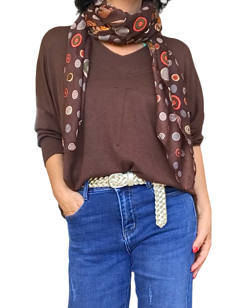 Chandail uni brun col en V avec une libellule embossée devant