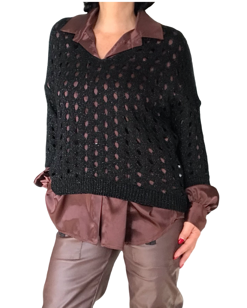 Chandail de tricot noir en grandes mailles