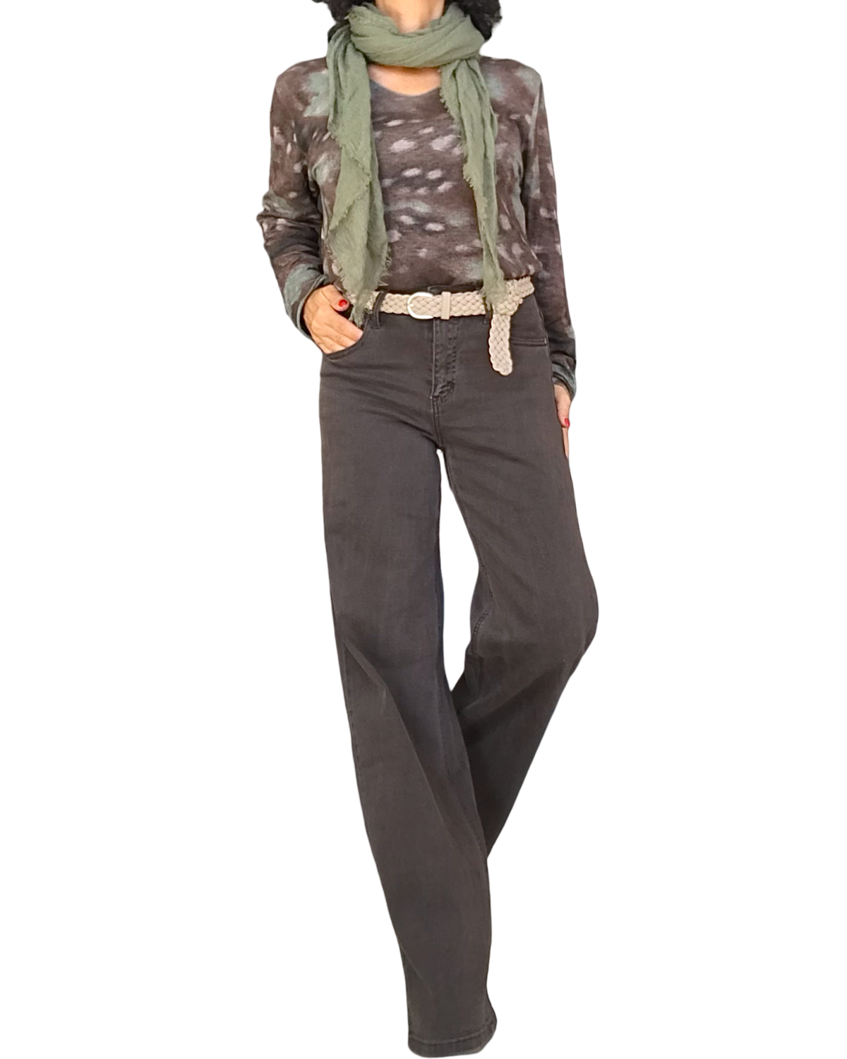 T-shirt imprimé arty kaki et brun avec foulard et pantalon brun large – silhouette complète