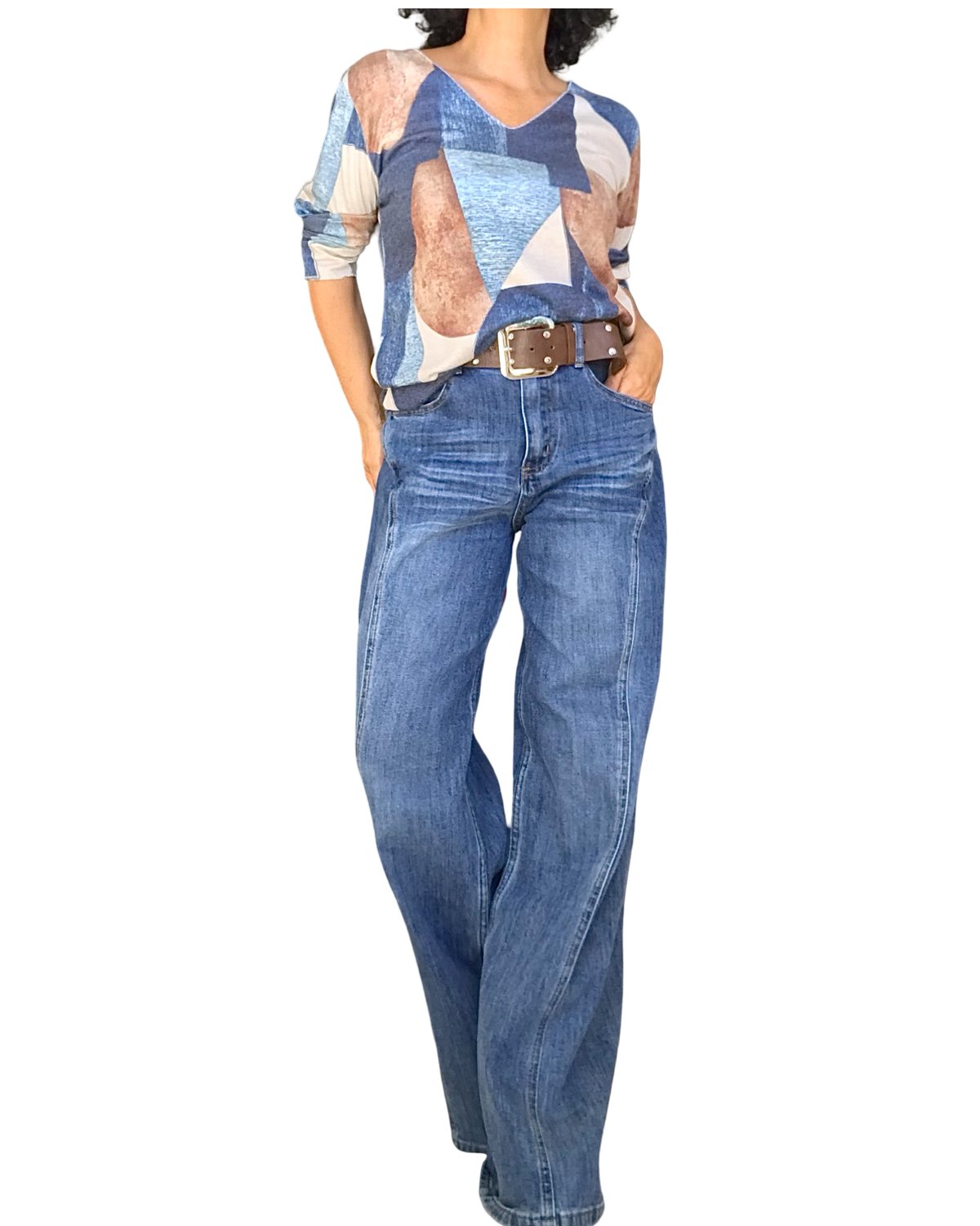 T-shirt à motif géométrique bleu et camel avec jeans bleu large – silhouette complète