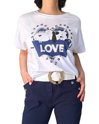 T-shirt blanc avec Snoopy couché sur un rectangle marine dans un cœur marine
