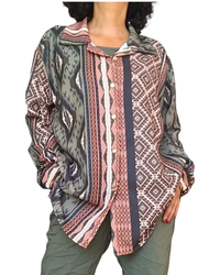 Chemise kaki à imprimé aztèque vertical camel, brun et beige, col chemise et manches longues – vue de face