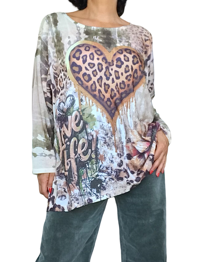 T-shirt col rond manche longue avec un cœur camel léopard au centre.