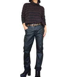 Chandail col roulé en tricot poilu brun à rayures noires