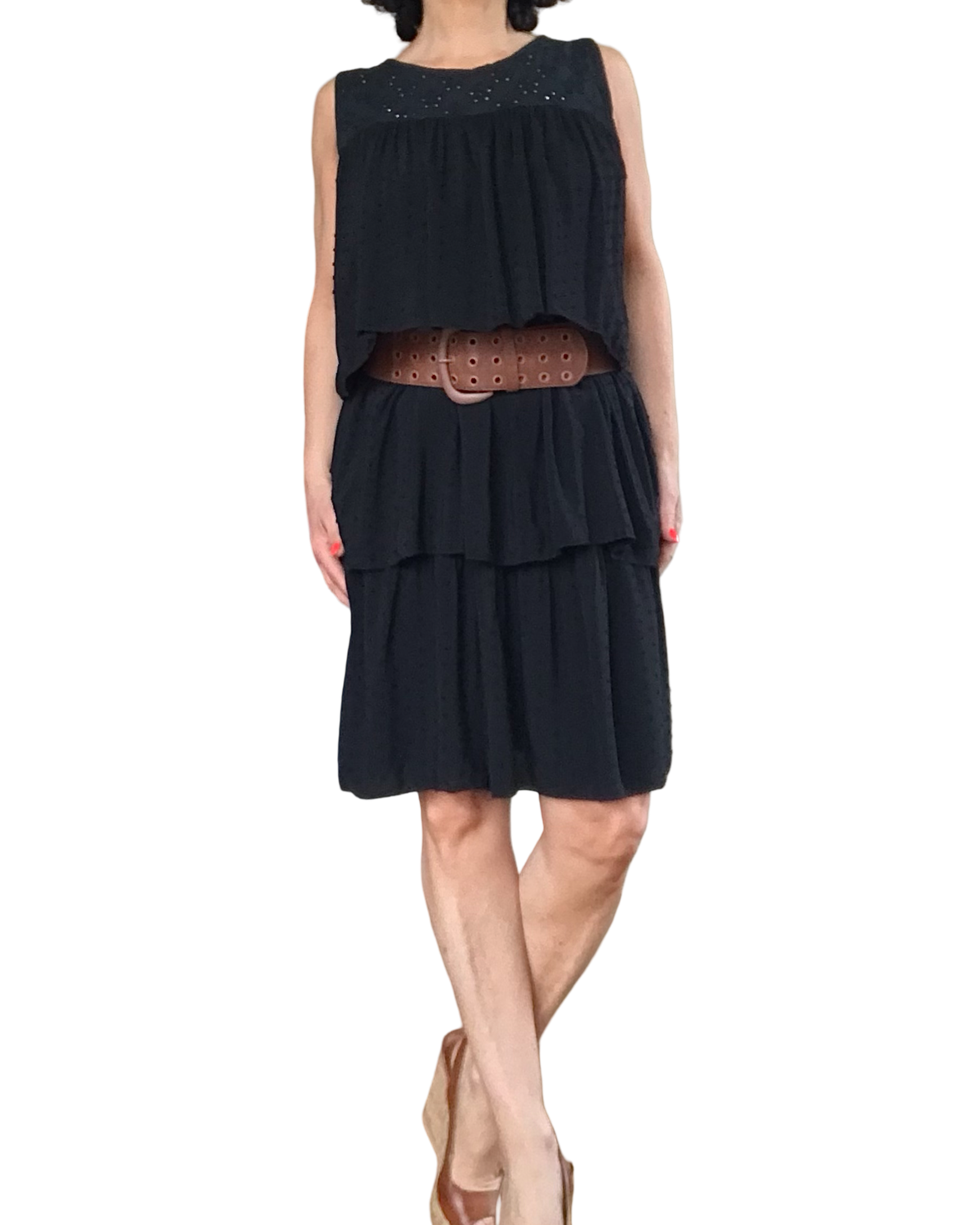 Robe noire au genou, sans manche à volants, confectionné en 4 sections brodée