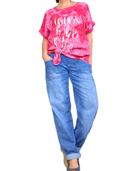 T-shirt fushia ramagé manche courte avec un cordon au bas, écriture argentée