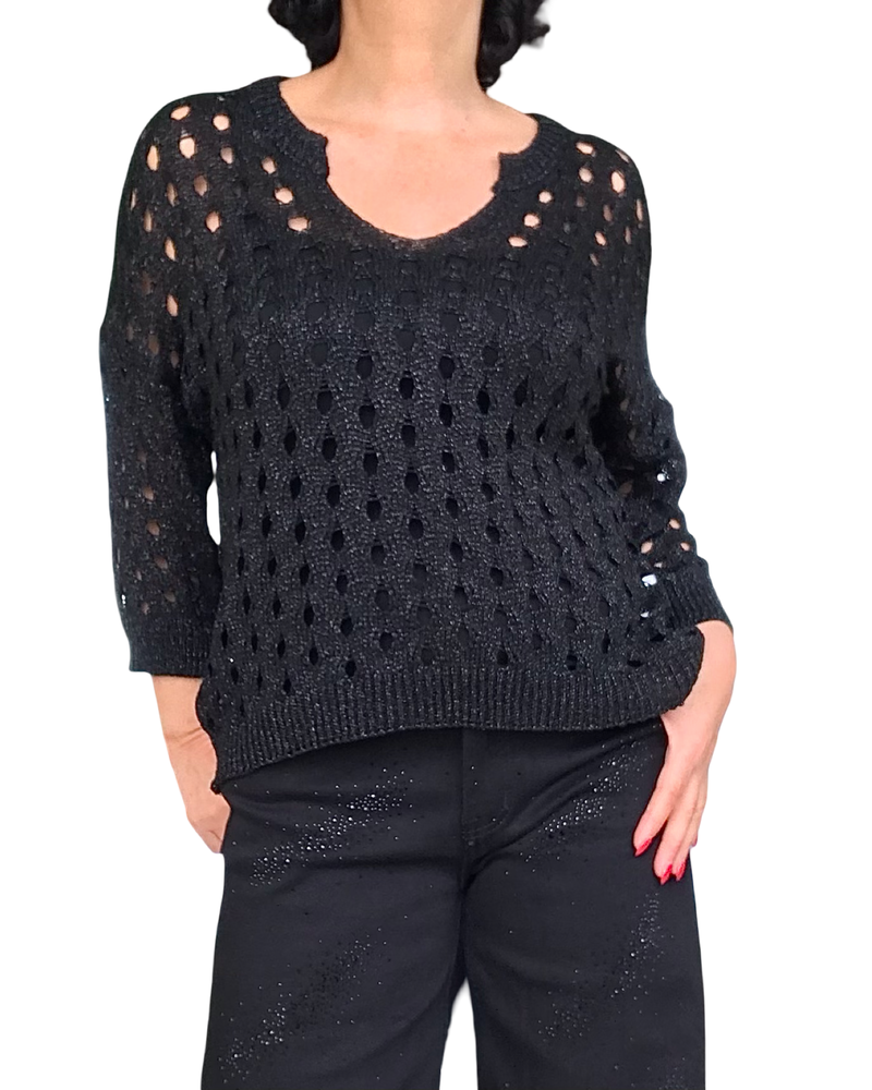 Chandail de tricot noir en grandes mailles