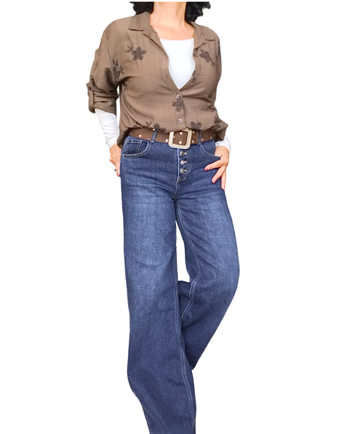 Chemise brune brodée de fleurs avec haut blanc et jeans bleu large – silhouette complète