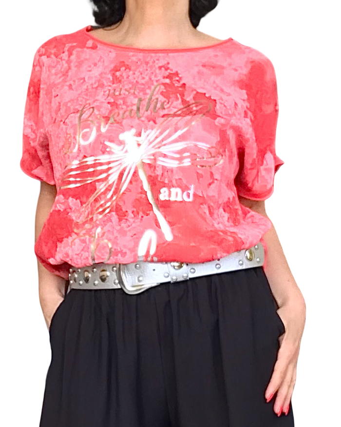 T-shirt corail ramagé manche courte avec une libellule et écritures argentées