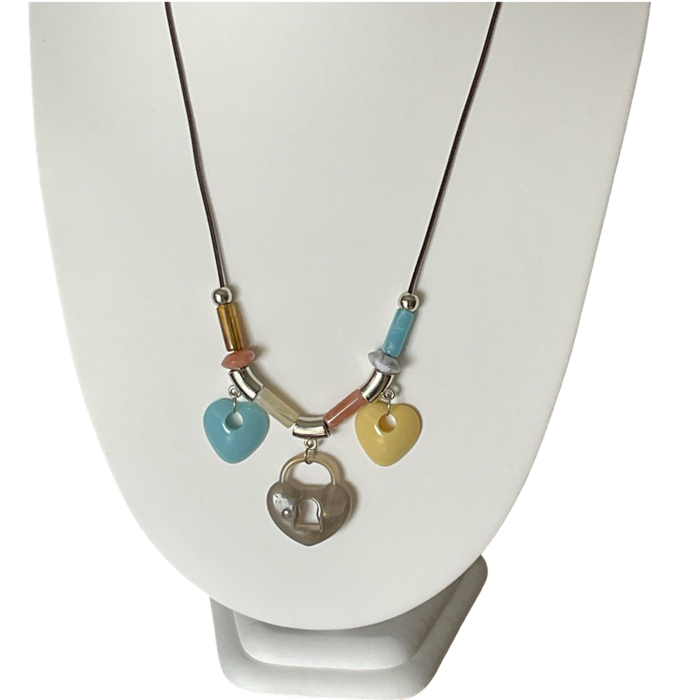 Bijoux | Collier avec pierres  en forme de cœur bleu, vanille et moka