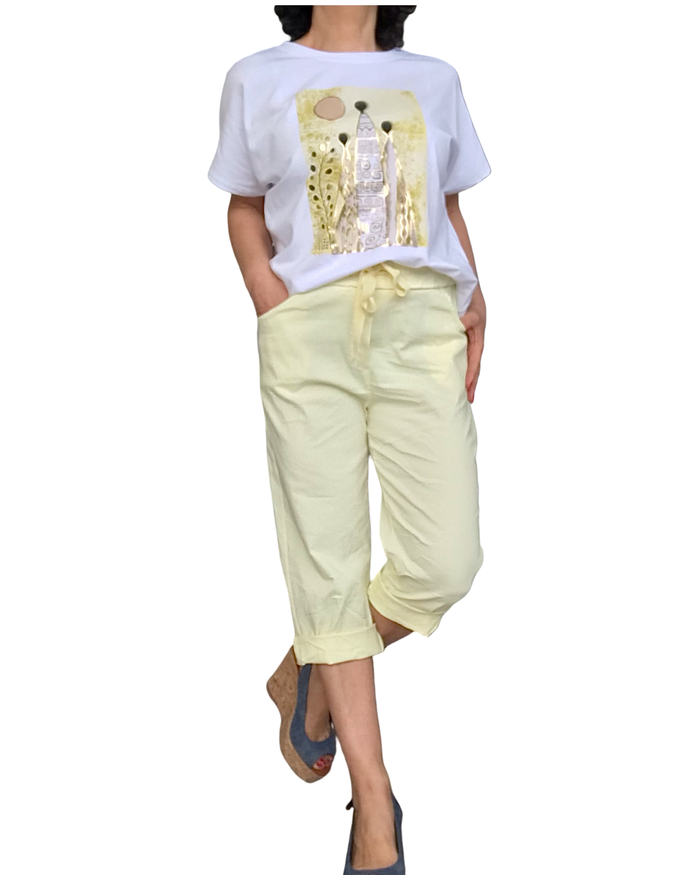 T-shirt blanc avec un dessin jaune pâle, noir et doré d’un dôme