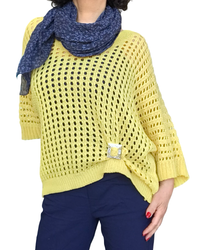 Chandail en crochet jaune en grandes mailles