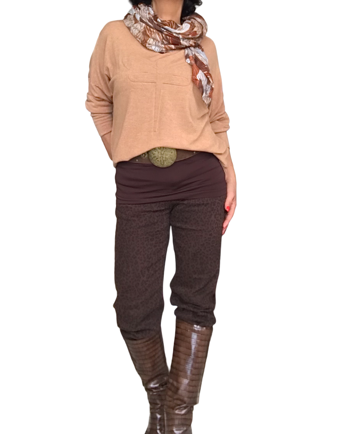 Chandail uni camel  col en V avec une libellule embossée devant