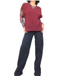 Débardeur en tricot bourgogne superposé sur un chandail fleuri, pantalon noir large – silhouette complète