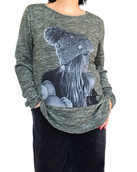 Chandail en tricot kaki à manche longue avec une jeune femme qui porte un bonnet