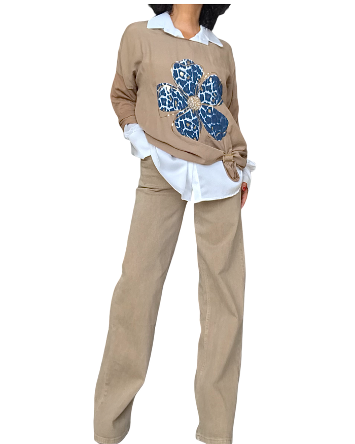 Tenue : chandail camel à marguerite marine et dorée sur chemise blanche, avec pantalon droit camel délavé