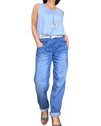 Camisole uni bleu ciel avec une lisière de fleurs brodée devant