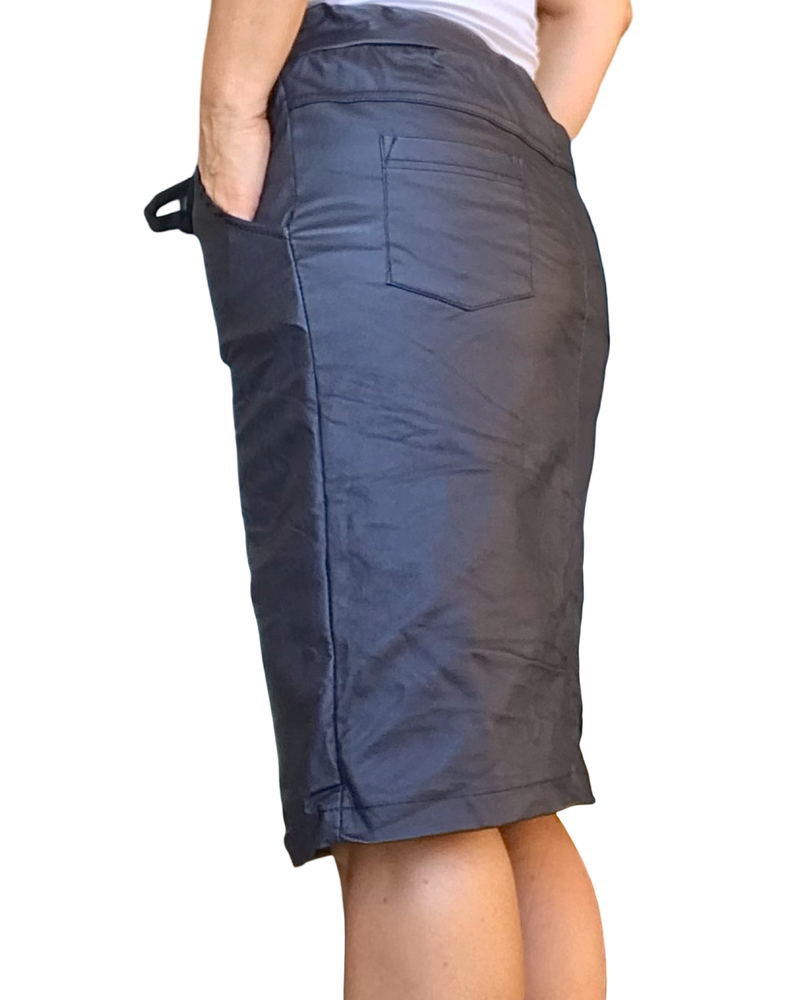 Jupe bleu nuit froissée en similicuir avec cordon