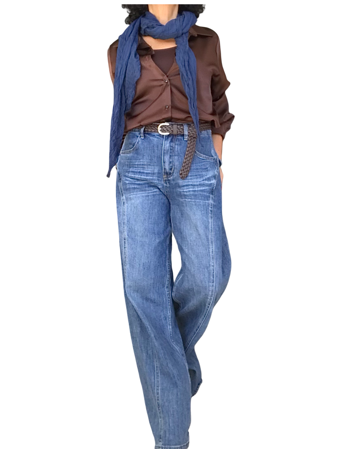 Jeans large bleu moyen délavé porté avec une chemise brune en satin et un foulard marine – silhouette complète