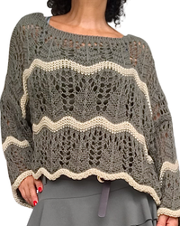 Chandail col rond evasé en crochet kaki à rayures zigzag beige