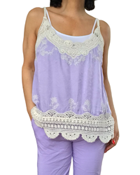 Camisole lilas avec bretelles en crochet blanc cassé