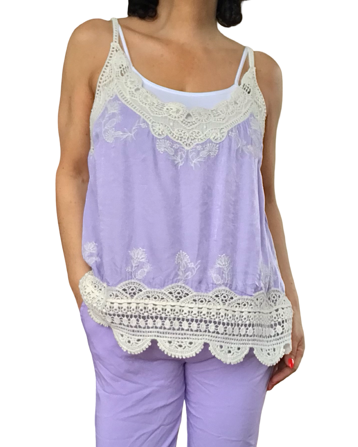 Camisole lilas avec bretelles en crochet blanc cassé