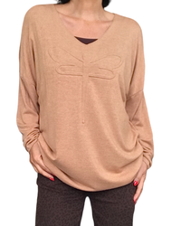 Chandail uni camel  col en V avec une libellule embossée devant