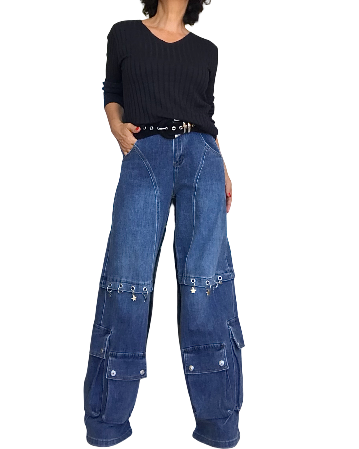 Jeans droit bleu moyen avec breloques en étoiles argenté et poches cargo au bas des jambes
