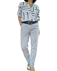 Pantalon gris pâle à taille élastique avec cordon et 4 boutons décoratifs