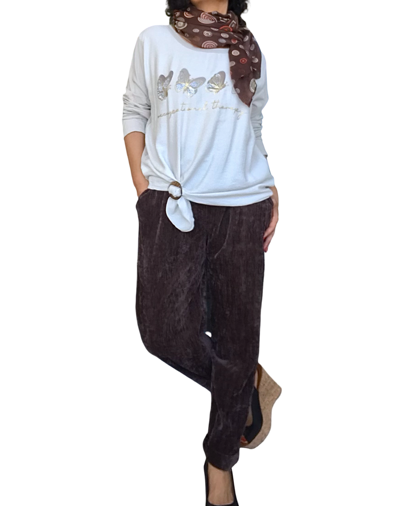 Chandail beige, manche longue avec 4 papillons devant