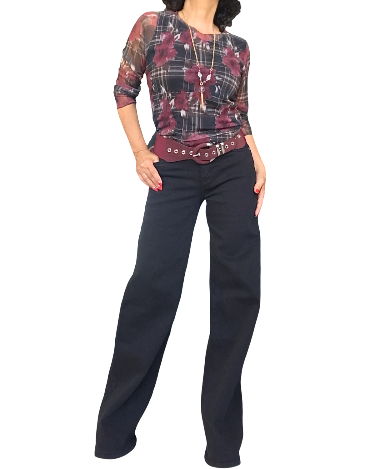 Pantalon droit noir porté avec un chandail en voile à fleurs et carreaux – silhouette complète