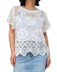 Blouse blanche manche courte en crochet et broderie florale