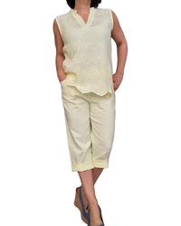 Blouse jaune pâle sans manche broderie anglaise devant