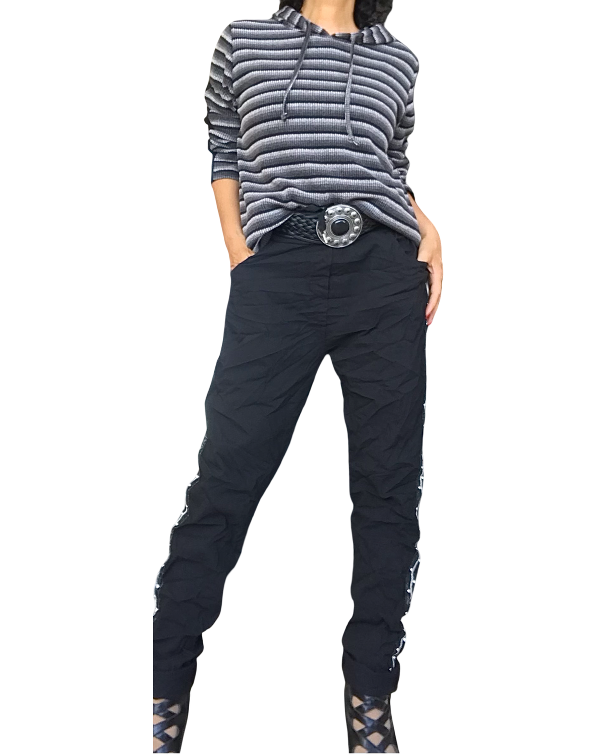 Pantalon noir à ruban argenté porté avec un chandail rayé gris à capuchon – silhouette complète