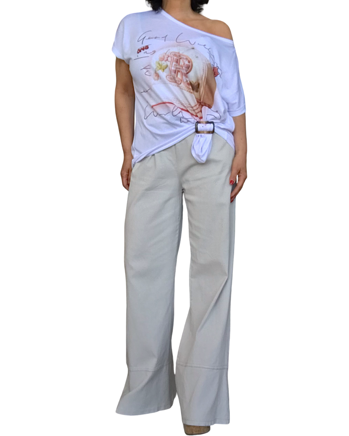 T-shirt uni blanc manche courte col en V avec une casquette devant