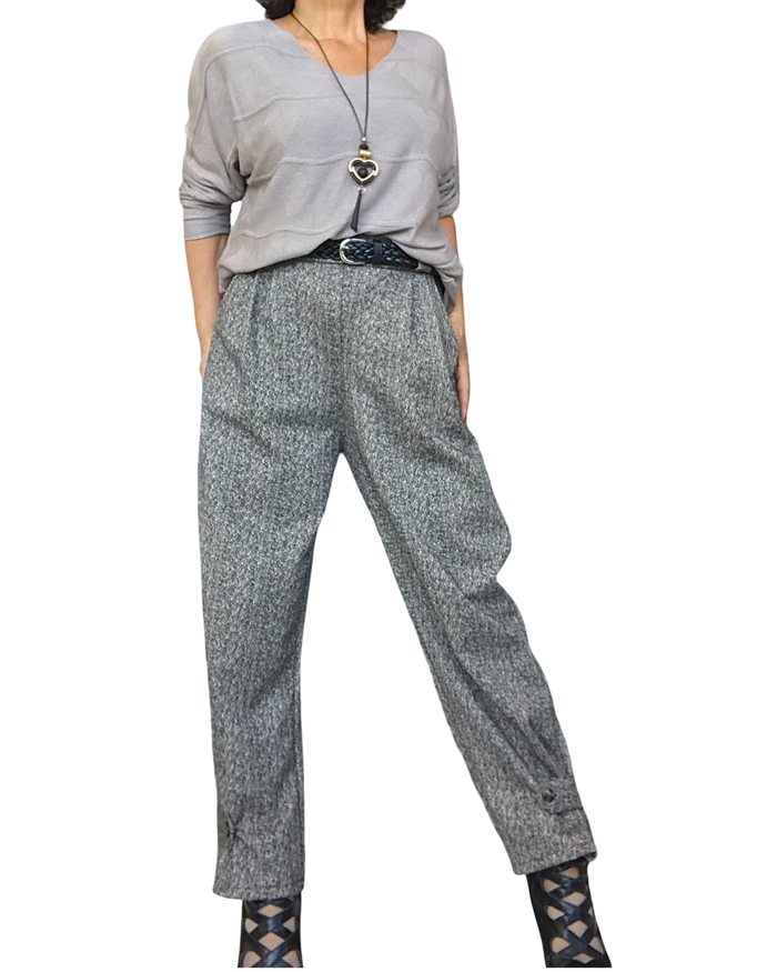 Tenue : chandail uni moka col en V avec cœurs et lignes horizontales courbées et pantalon tweedé baggy brun et beige, 7/8 taillé élastique