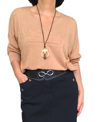 Chandail uni camel  col en V avec une libellule embossée devant